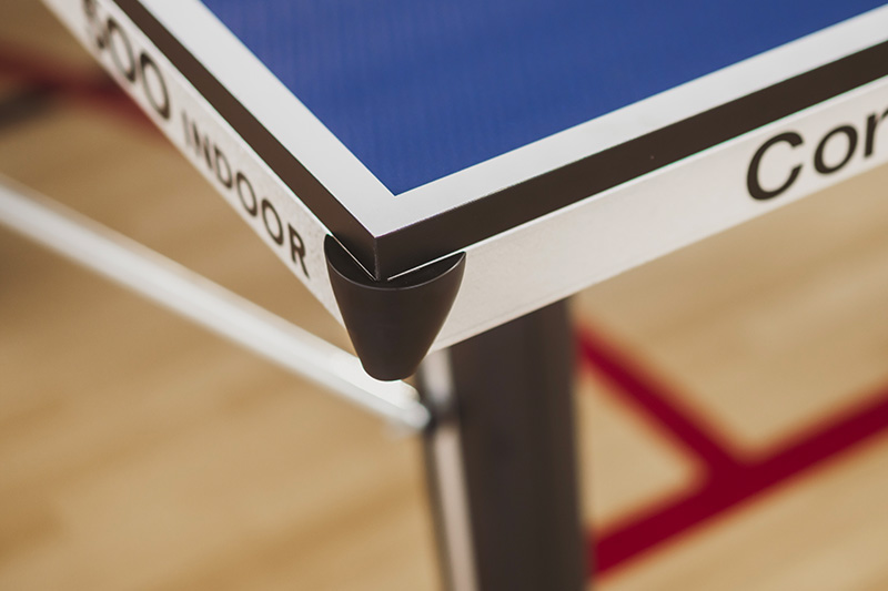 main qui touche le coin de protection de la table de ping pong Cornilleau 500 indoor